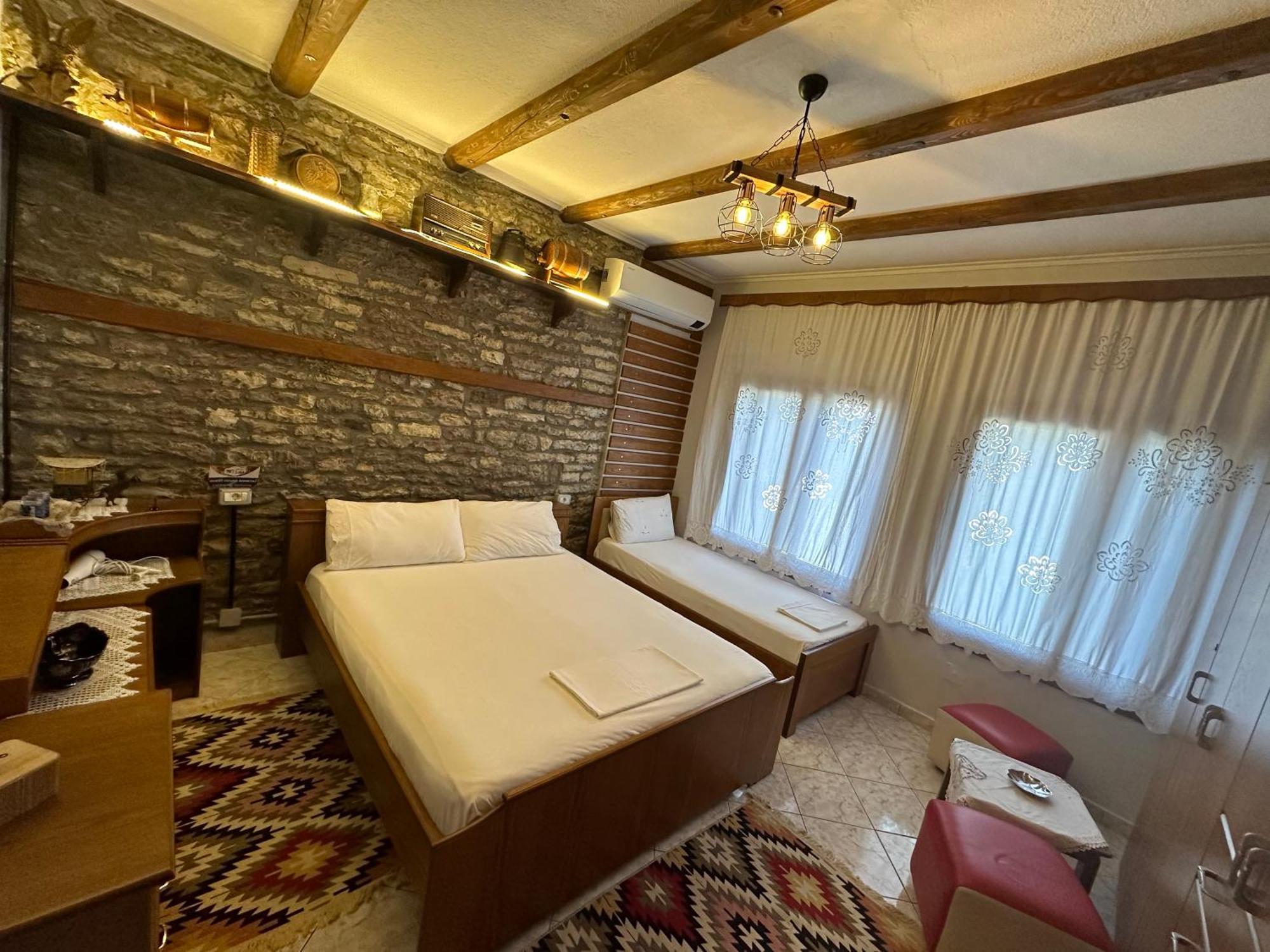 Ahmetaj Guest House ジロカストラ エクステリア 写真