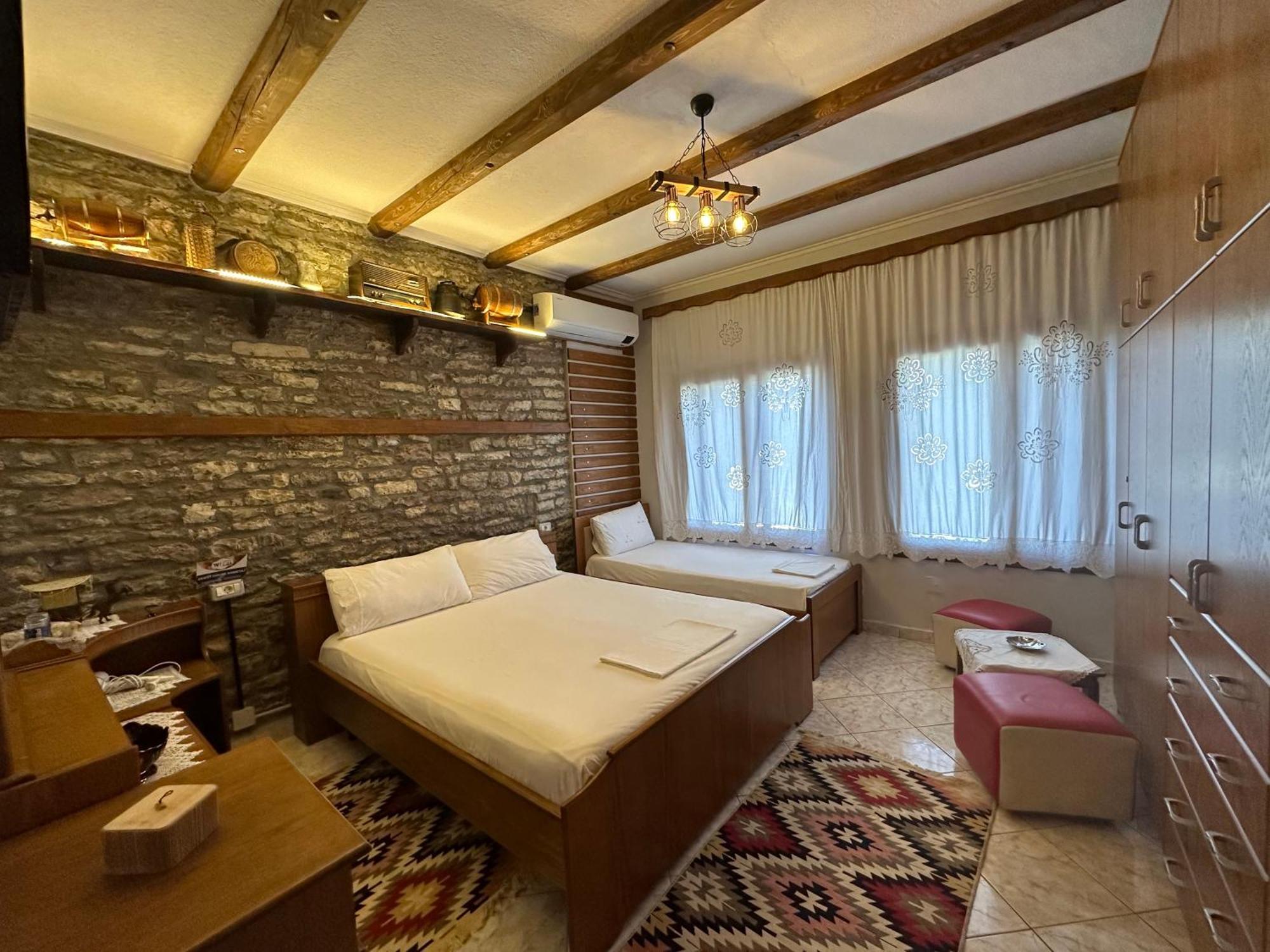 Ahmetaj Guest House ジロカストラ エクステリア 写真