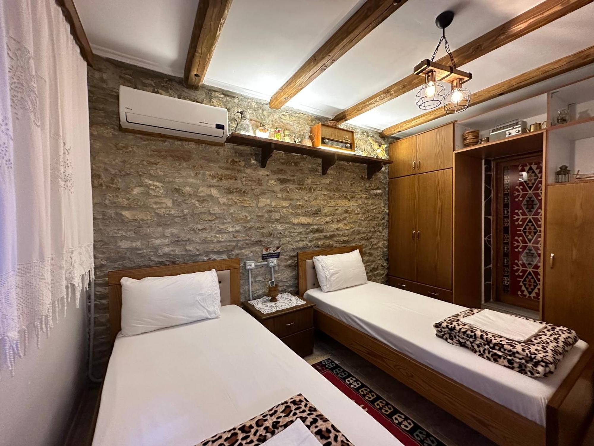Ahmetaj Guest House ジロカストラ エクステリア 写真