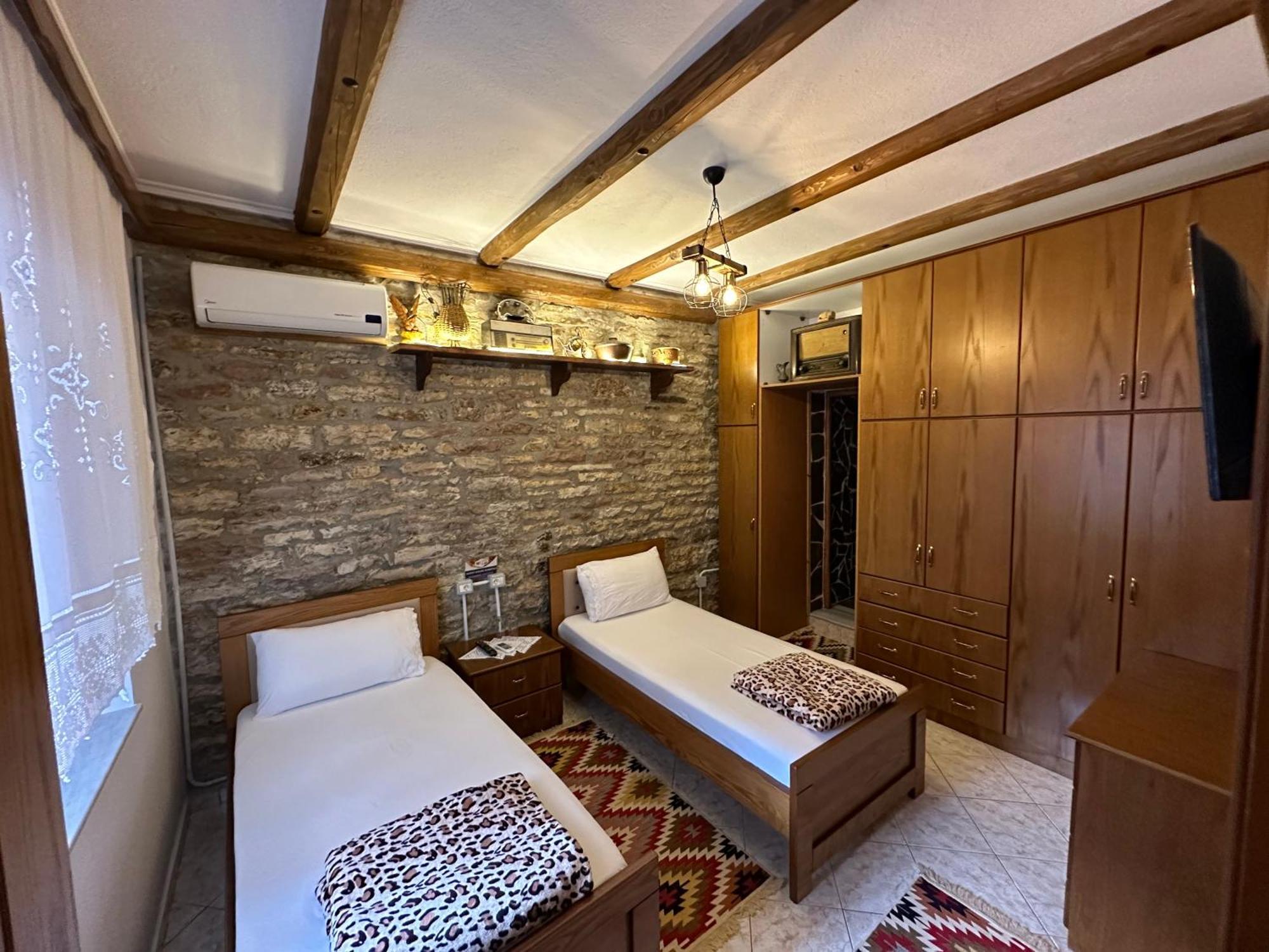 Ahmetaj Guest House ジロカストラ エクステリア 写真